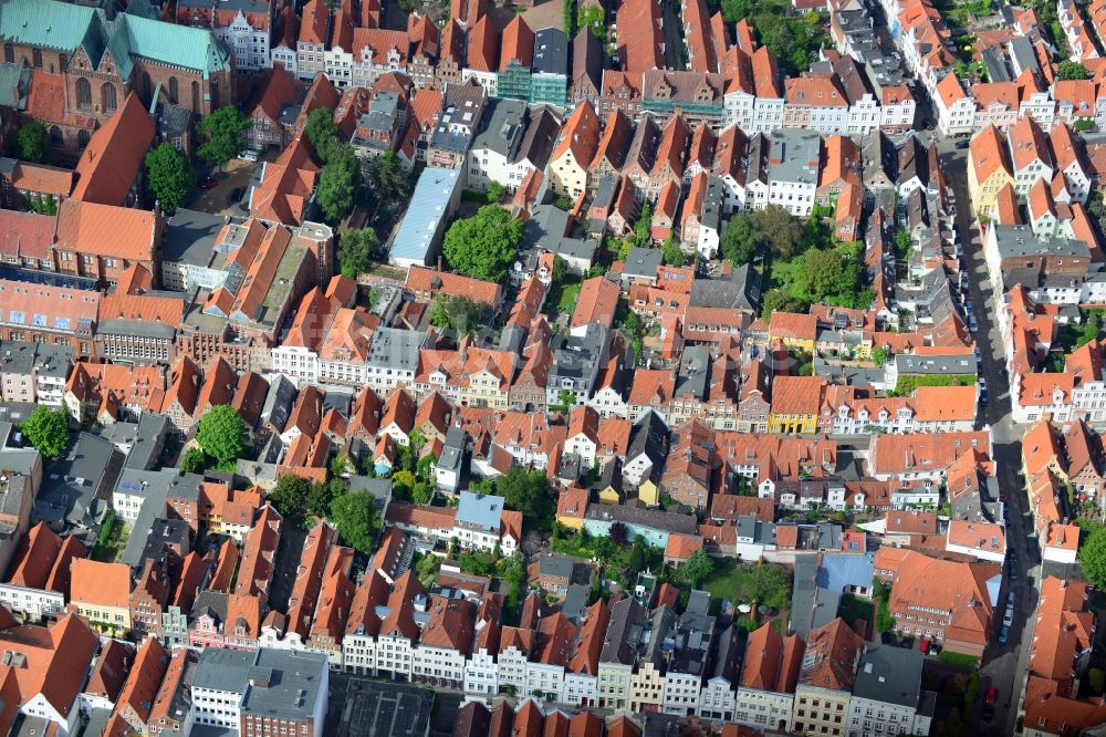 Luftaufnahme Lübeck - Giebelhäuser der Altstadt im Zentrum von Lübeck im Bundesland Schleswig-Holstein