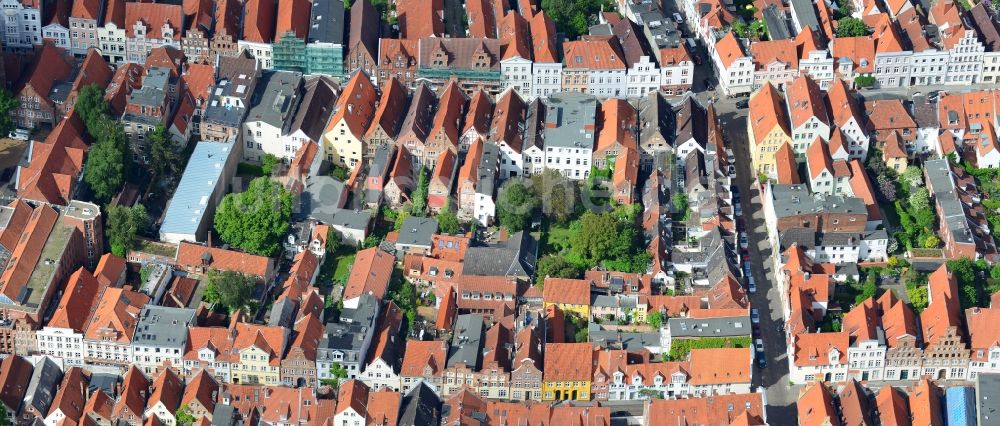 Lübeck von oben - Giebelhäuser der Altstadt im Zentrum von Lübeck im Bundesland Schleswig-Holstein