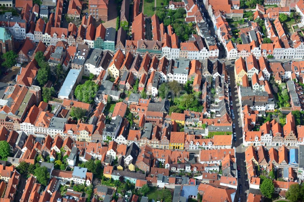 Lübeck aus der Vogelperspektive: Giebelhäuser der Altstadt im Zentrum von Lübeck im Bundesland Schleswig-Holstein