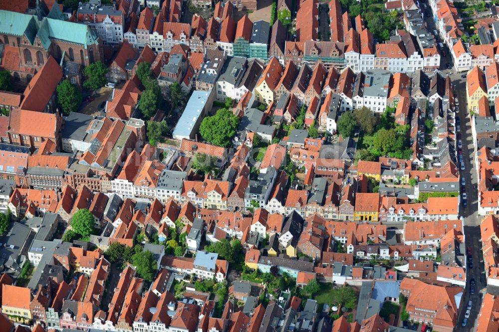 Luftbild Lübeck - Giebelhäuser der Altstadt im Zentrum von Lübeck im Bundesland Schleswig-Holstein