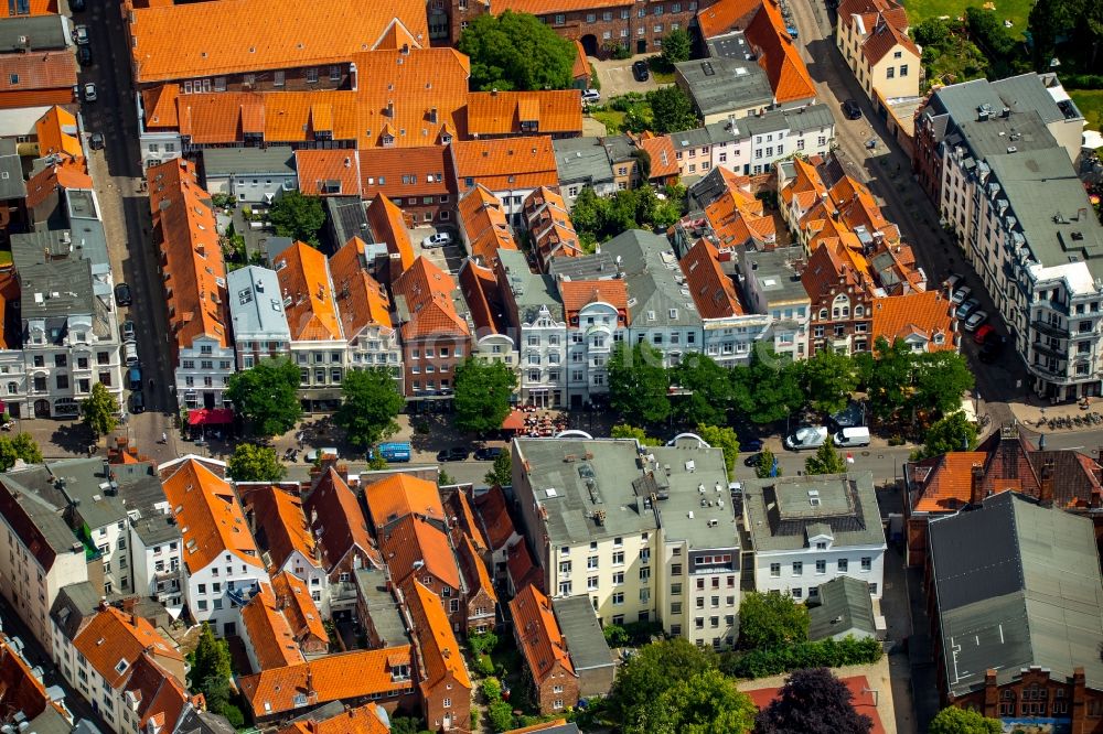 Lübeck aus der Vogelperspektive: Giebelhäuser der Altstadt im Zentrum von Lübeck im Bundesland Schleswig-Holstein