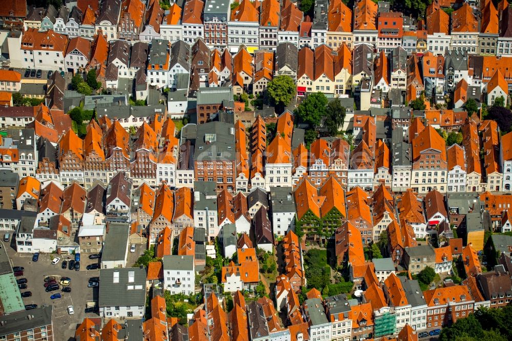 Luftbild Lübeck - Giebelhäuser der Altstadt im Zentrum von Lübeck im Bundesland Schleswig-Holstein