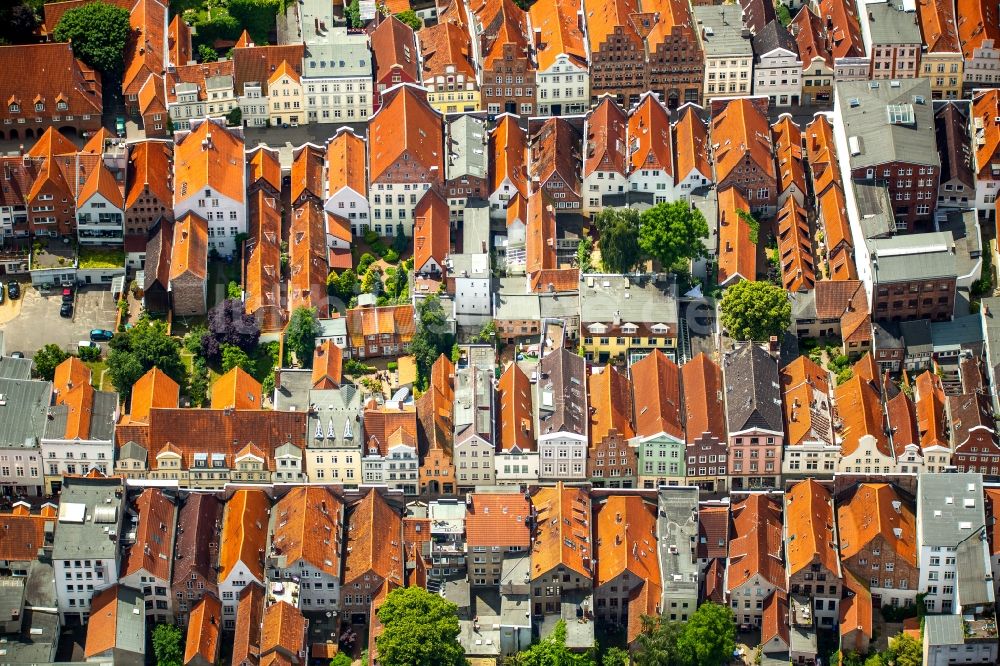 Lübeck von oben - Giebelhäuser der Altstadt im Zentrum von Lübeck im Bundesland Schleswig-Holstein