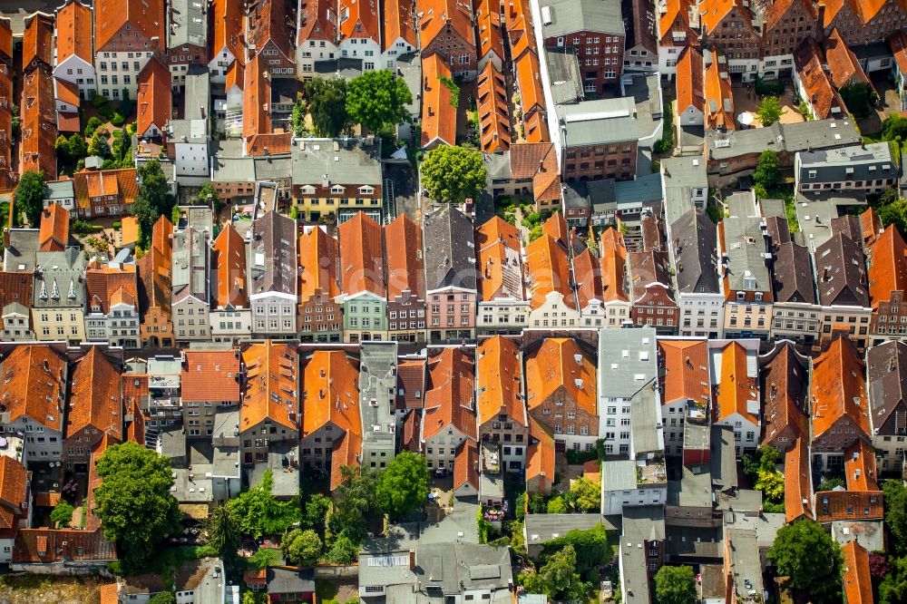 Lübeck aus der Vogelperspektive: Giebelhäuser der Altstadt im Zentrum von Lübeck im Bundesland Schleswig-Holstein