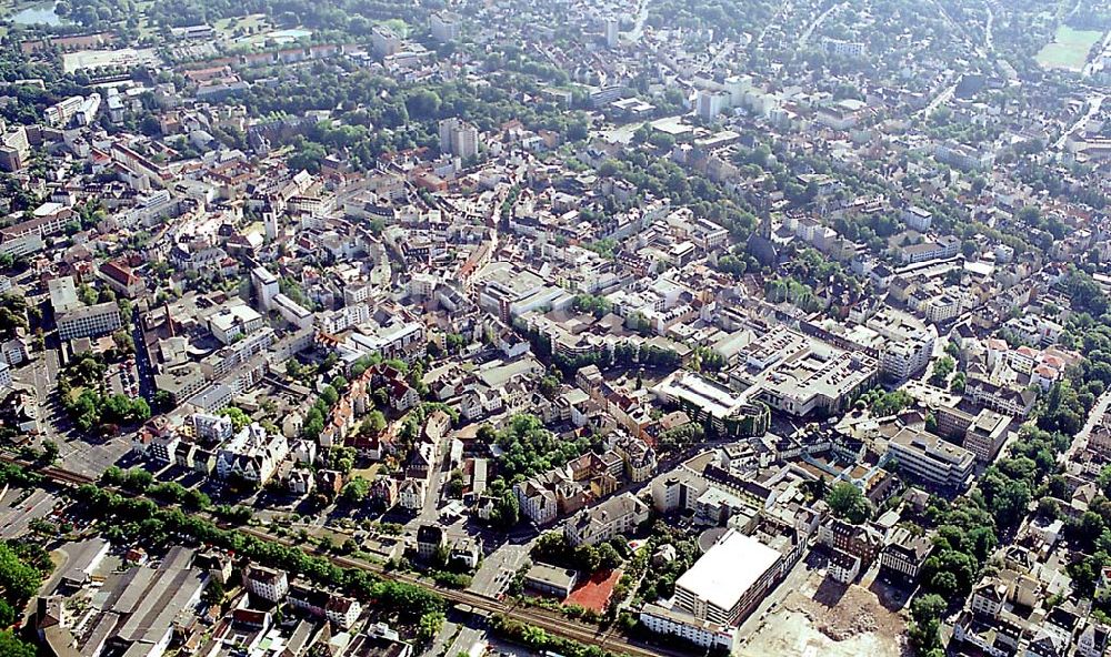 Luftaufnahme Giessen / Hessen - Giessen / Hessen Blick auf das Stadtzentrum, die Bahnstrecke und teilweise den Hauptbahnhof an der Lahn von Giessen in Hessen 03