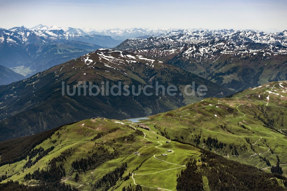 Kitzbuhel Aus Der Vogelperspektive Gipfel Der Alpen In Der Felsen Und Berglandschaft In Kitzbuhel In Tirol