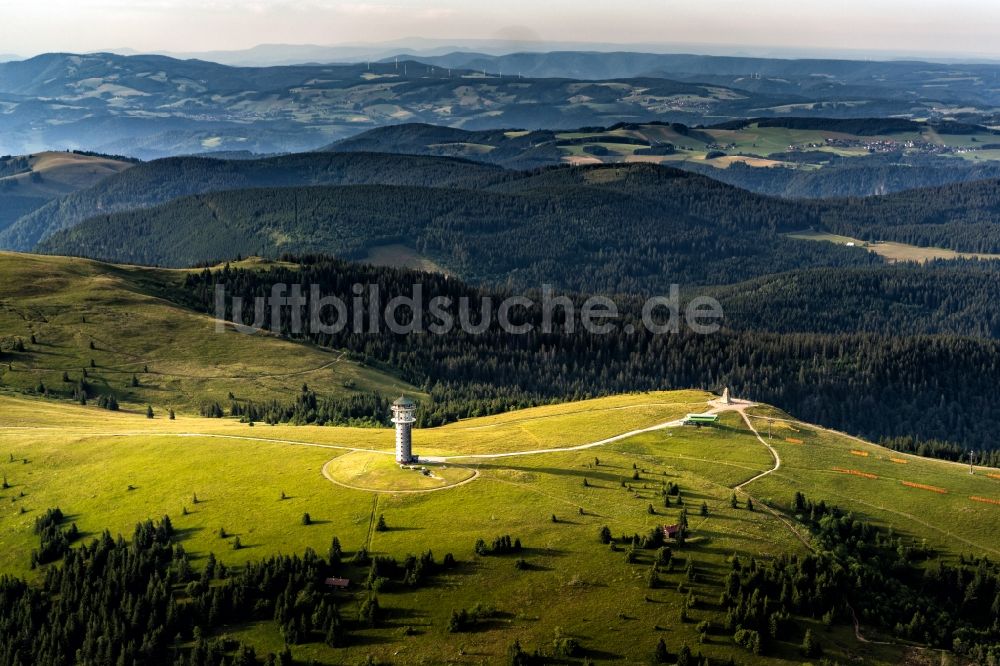 Luftaufnahme Feldberg (Schwarzwald) - Gipfel und Berglandschaft in Feldberg (Schwarzwald) mit Feldbergturm im Bundesland Baden-Württemberg, Deutschland