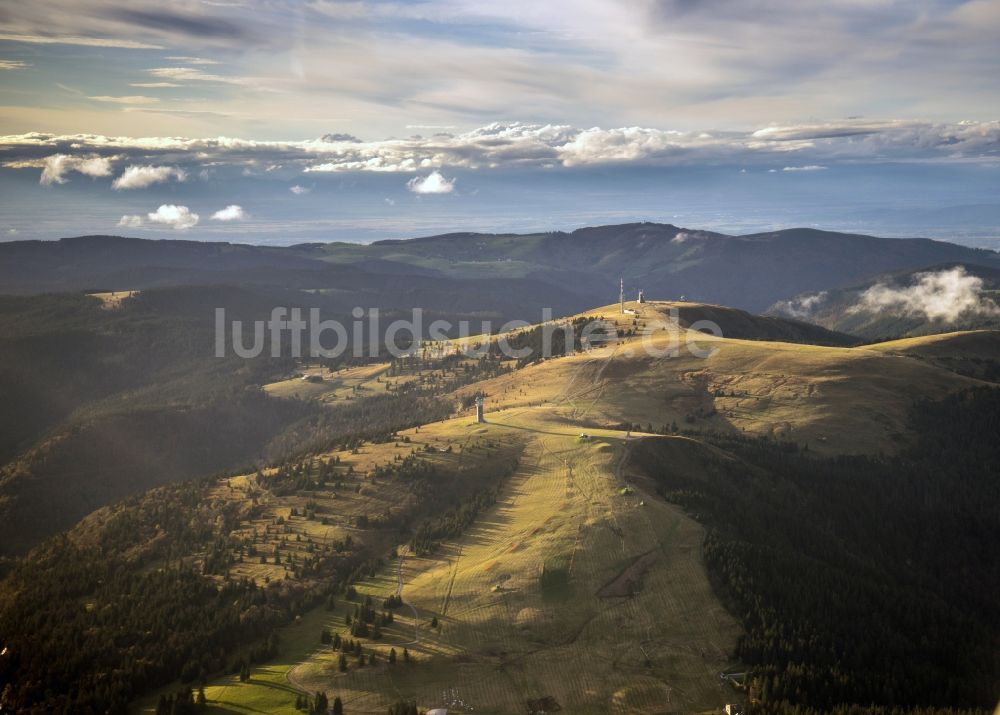 Feldberg (Schwarzwald) von oben - Gipfel des Feldberg in der Felsen- und Berglandschaft in Feldberg (Schwarzwald) im Bundesland Baden-Württemberg