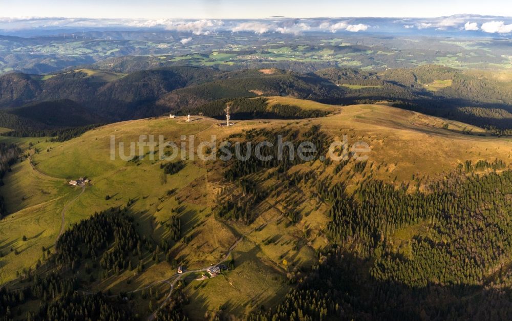Luftbild Feldberg (Schwarzwald) - Gipfel des Feldberg in der Felsen- und Berglandschaft in Feldberg (Schwarzwald) im Bundesland Baden-Württemberg