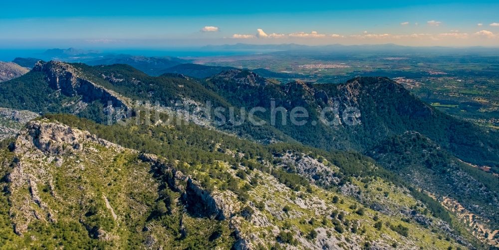 Escorca von oben - Gipfel in der Felsen- und Berglandschaft in Escorca in Balearische Insel Mallorca, Spanien