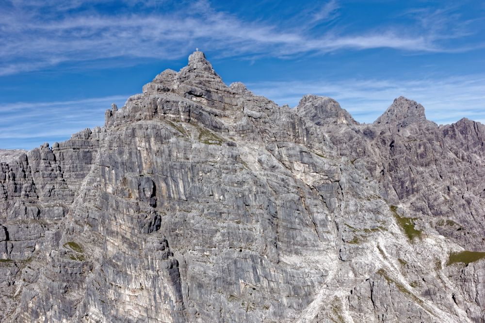 Luftaufnahme Sankt Ulrich am Pillersee - Gipfel in der Felsen- und Berglandschaft der Loferer Steinberge in den Bundesländern Tirol und Salzburg