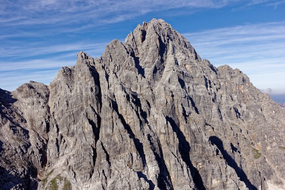 Sankt Ulrich am Pillersee aus der Vogelperspektive: Gipfel in der Felsen- und Berglandschaft der Loferer Steinberge in den Bundesländern Tirol und Salzburg