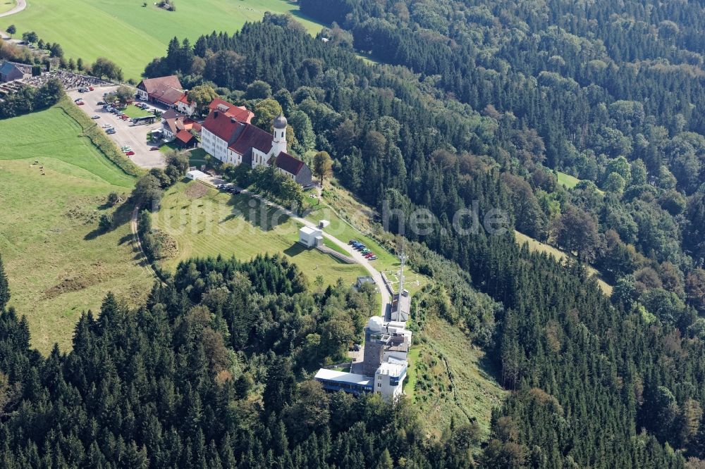 Hohenpeißenberg aus der Vogelperspektive: Gipfel des Hohen Peißenbergs mit Wetterstation, Sendestation und Wallfahrtskirche bei Hohenpeißenberg im Bundesland Bayern