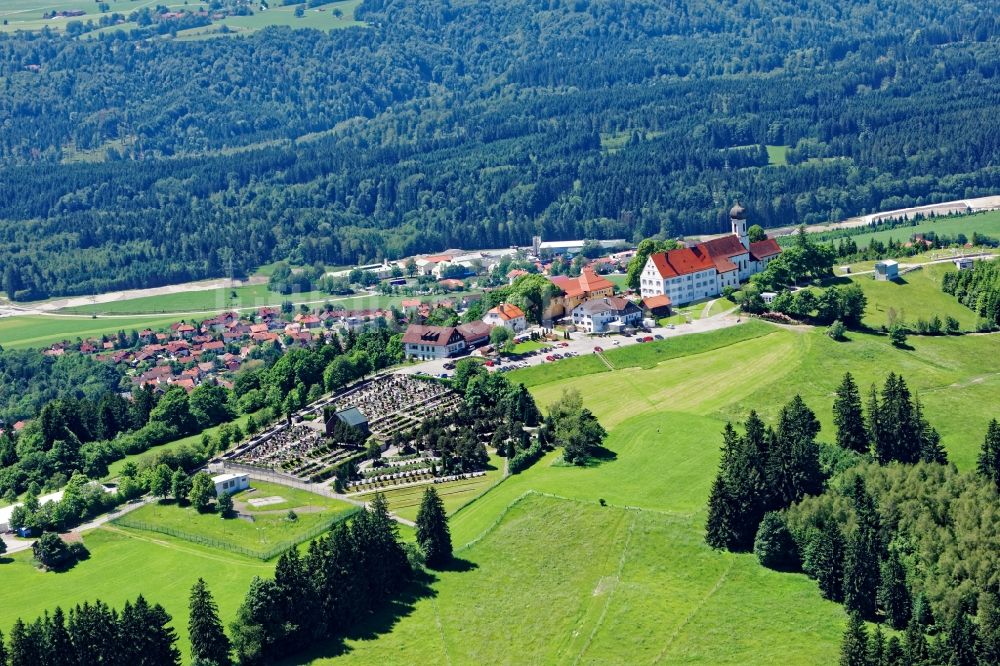 Luftaufnahme Hohenpeißenberg - Gipfel des Hohen Peißenbergs mit Wetterstation, Sendestation und Wallfahrtskirche bei Hohenpeißenberg im Bundesland Bayern