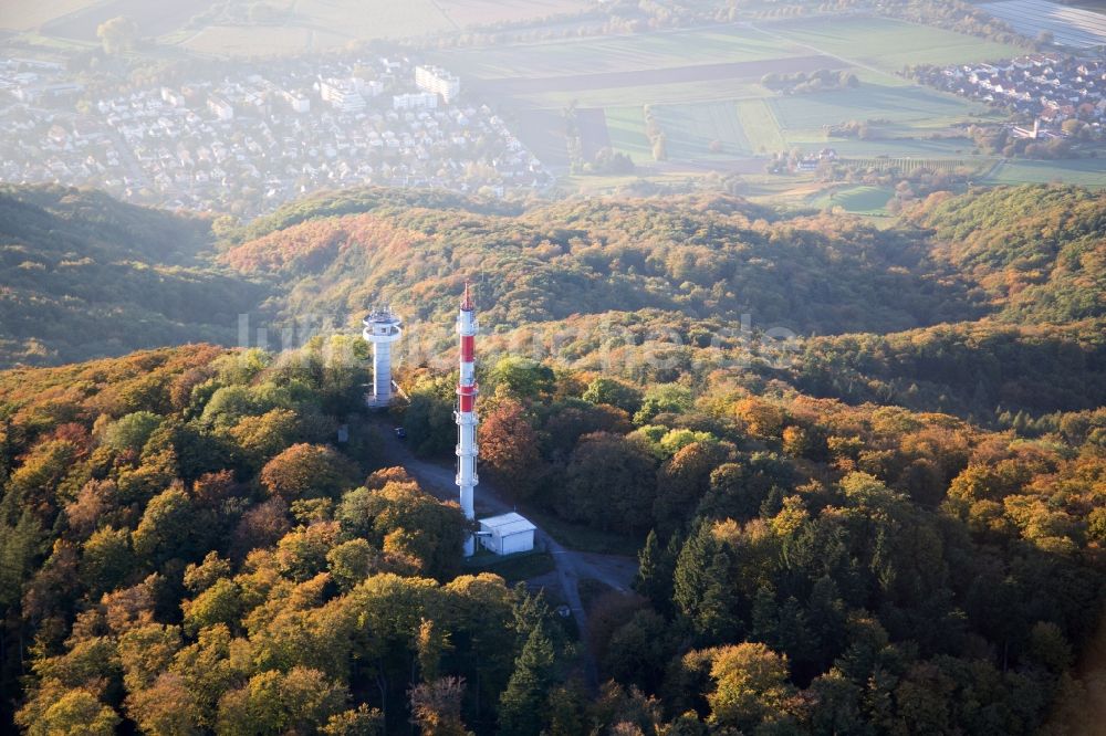 Alsbach-Hähnlein von oben - Gipfel des Melibokus mit Antenne in der Felsen- und Berglandschaft in Alsbach-Hähnlein im Bundesland Hessen