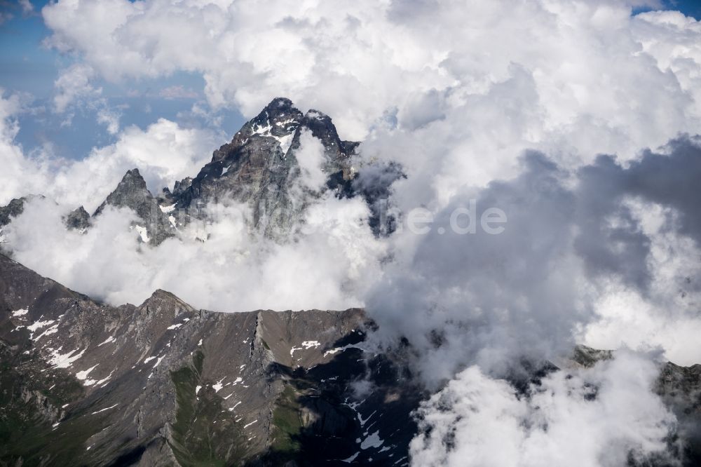 Oncino aus der Vogelperspektive: Gipfel des Monte Viso in der Felsen- und Berglandschaft in Oncino in Piemont, Italien