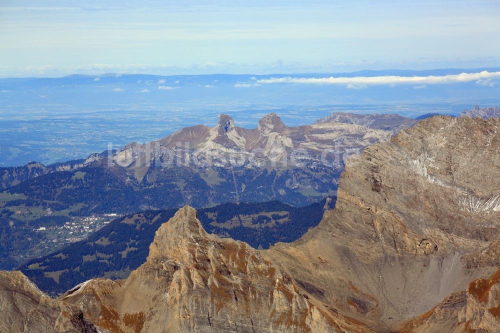 Leysin von oben - Gipfel des Petit Muveran und Tour d'Ai in den Schweizer Alpen in der Felsen- und Berglandschaft in Leysin im Kanton Vaud, Schweiz