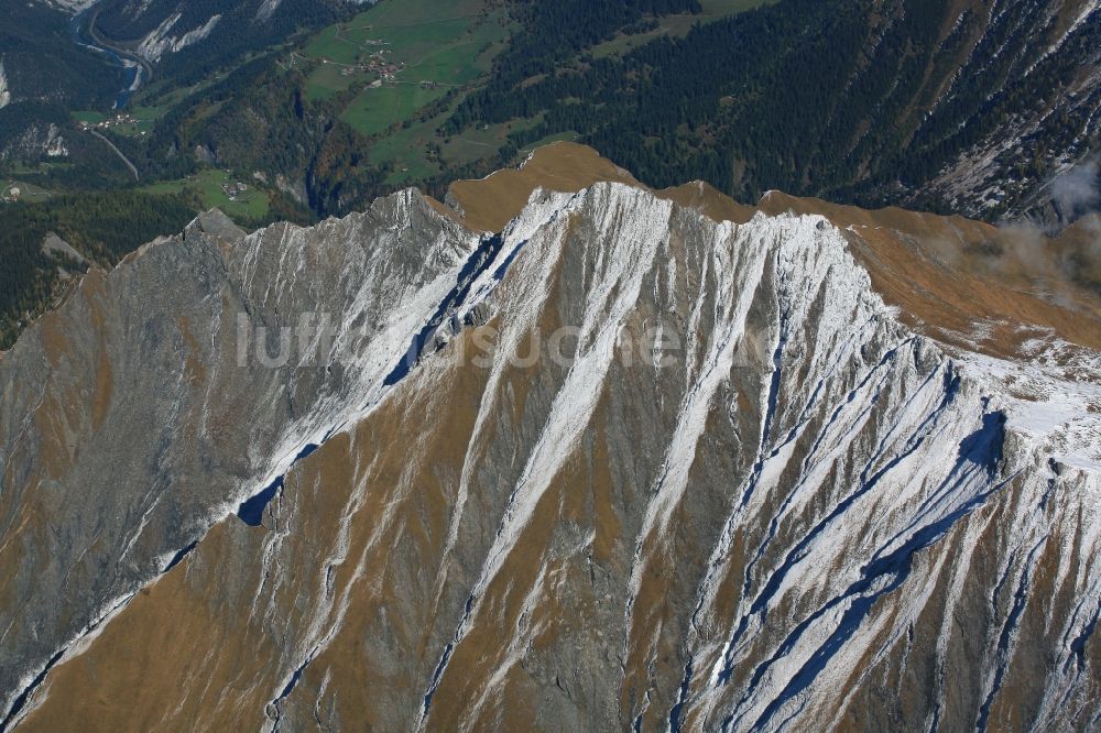 Riein aus der Vogelperspektive: Gipfel des Piz Riein in der Signina Gruppe in den Lepontinischen Alpen in der Felsen- und Berglandschaft in Riein im Kanton Graubünden, Schweiz