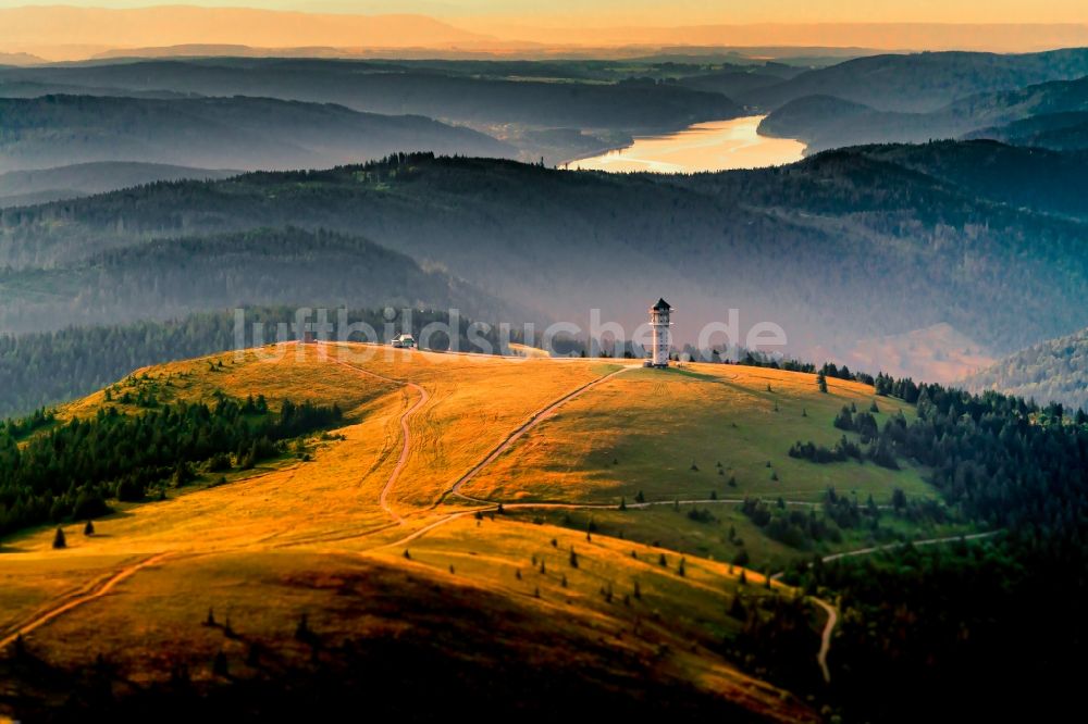 Feldberg (Schwarzwald) von oben - Gipfel im sommerlichen Morgenlicht in der Berglandschaft am Feldberg (Schwarzwald) im Bundesland Baden-Württemberg, Deutschland