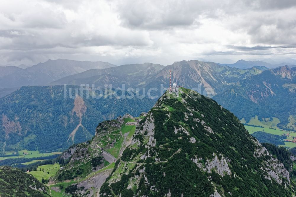 Fischbachau von oben - Gipfel des Wendelsteinmassivs in den Alpen bei Bayrischzell im Bundesland Bayern