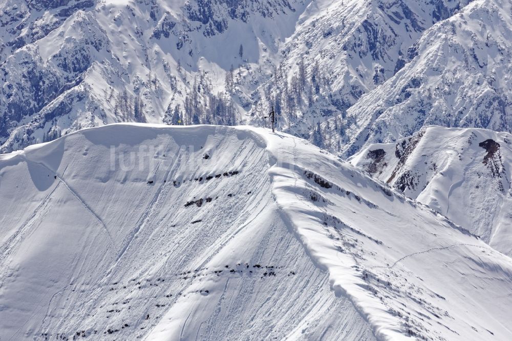 Luftaufnahme Achenkirch - Gipfelkreuz auf der winterlich verschneiten Seekarspitze bei Achenkirch am Achensee im Bundesland Tirol