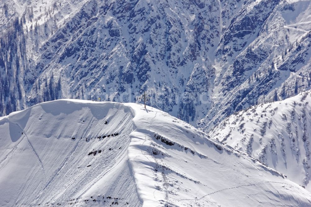 Achenkirch aus der Vogelperspektive: Gipfelkreuz auf der winterlich verschneiten Seekarspitze bei Achenkirch am Achensee im Bundesland Tirol