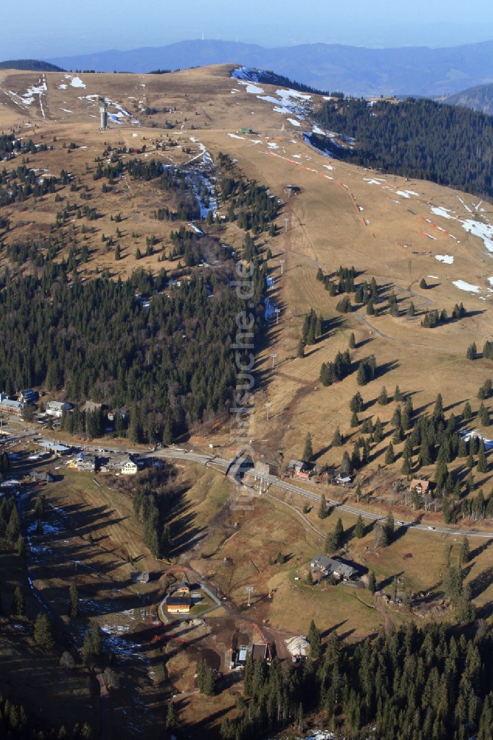 Feldberg (Schwarzwald) von oben - Gipfelregion des Feldberg mit neuem Zeiger - Lift in Feldberg (Schwarzwald) im Bundesland Baden-Württemberg