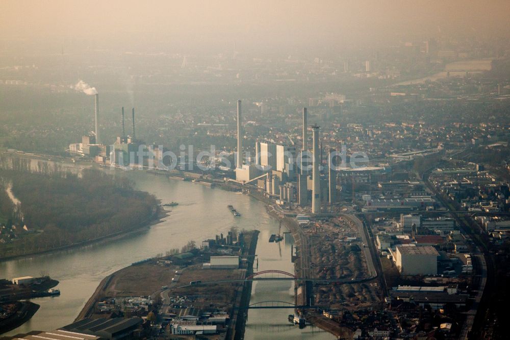 Mannheim aus der Vogelperspektive: GKN Großkraftwerk Mannheim AG am Rhein bei Neckarau in Mannheim im Bundesland Baden-Württemberg, Deutschland