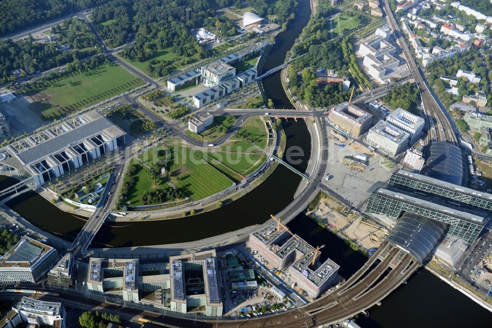 Luftaufnahme Berlin OT Moabit - Glasdachkonstruktion am Berliner Hauptbahnhof am Ufer der Spree - Spreeufer zum Humboldthafen in Berlin