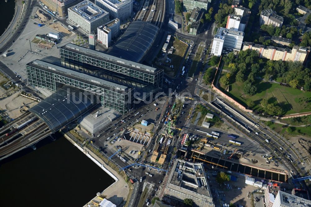 Berlin OT Moabit von oben - Glasdachkonstruktion am Berliner Hauptbahnhof am Ufer der Spree - Spreeufer zum Humboldthafen in Berlin