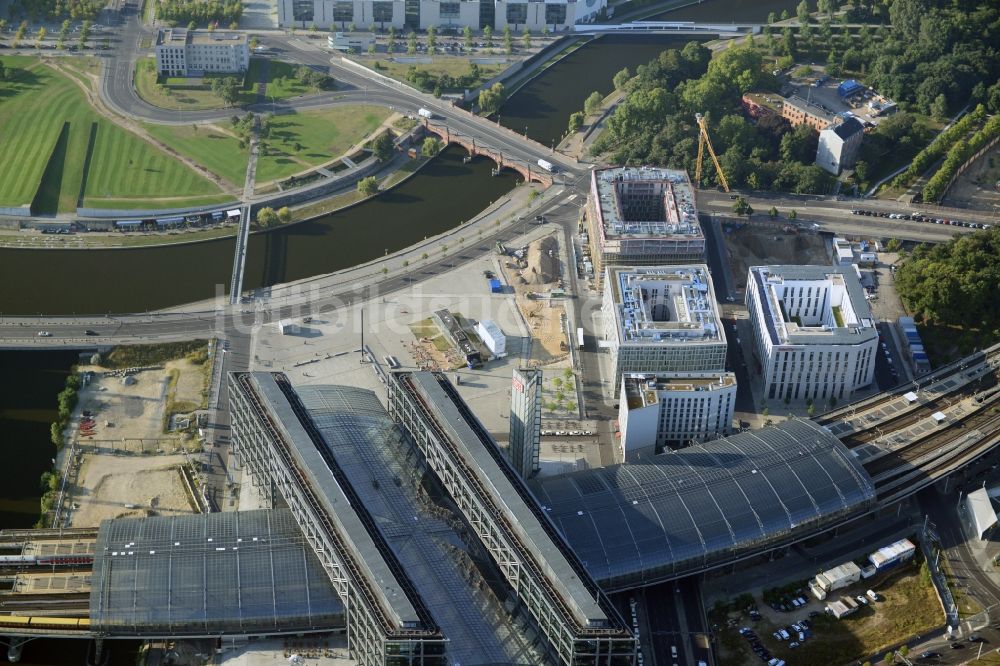 Berlin OT Moabit aus der Vogelperspektive: Glasdachkonstruktion am Berliner Hauptbahnhof am Ufer der Spree - Spreeufer zum Humboldthafen in Berlin