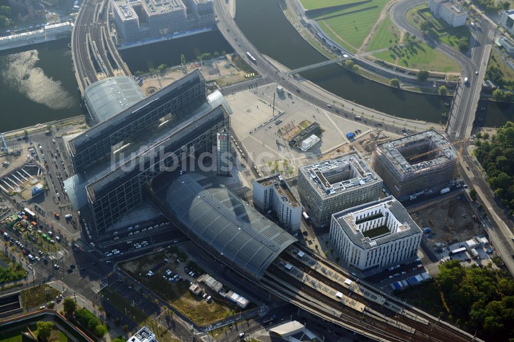 Luftbild Berlin OT Moabit - Glasdachkonstruktion am Berliner Hauptbahnhof am Ufer der Spree - Spreeufer zum Humboldthafen in Berlin