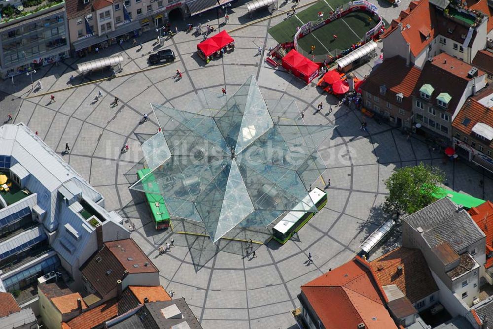 Luftaufnahme Schweinfurt - Glasdachkonstruktion des Busbahnhof Rossmarkt im Stadtzentrum von Schweinfurt