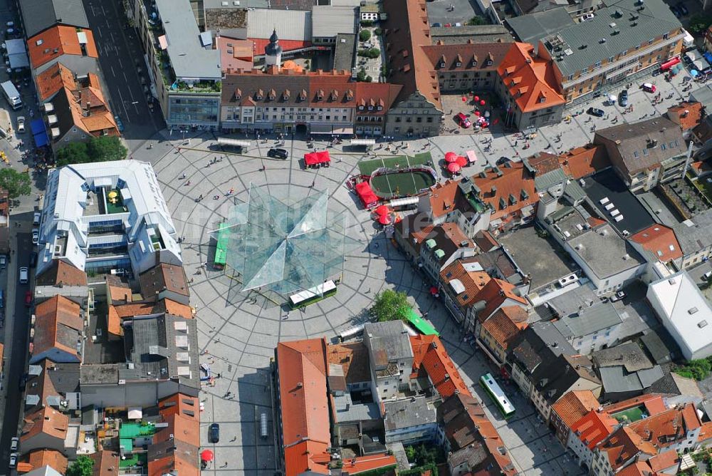 Schweinfurt von oben - Glasdachkonstruktion des Busbahnhof Rossmarkt im Stadtzentrum von Schweinfurt