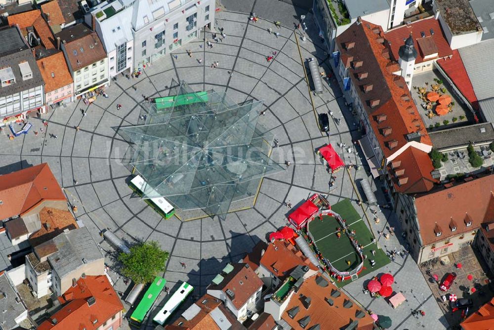 Schweinfurt von oben - Glasdachkonstruktion des Busbahnhof Rossmarkt im Stadtzentrum von Schweinfurt