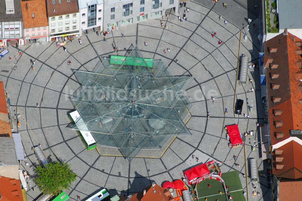 Schweinfurt aus der Vogelperspektive: Glasdachkonstruktion des Busbahnhof Rossmarkt im Stadtzentrum von Schweinfurt