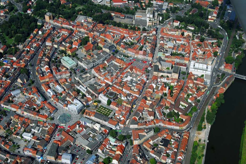 Schweinfurt von oben - Glasdachkonstruktion des Busbahnhof Rossmarkt im Stadtzentrum von Schweinfurt