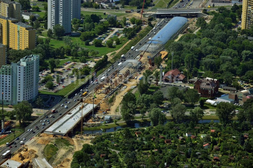 Luftaufnahme Warschau - Glasdachmontage für Erweiterung der Schnellstraße Trasa Armii Krajowej in Warschau in Polen