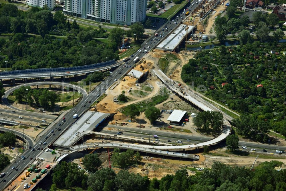 Warschau von oben - Glasdachmontage für Erweiterung der Schnellstraße Trasa Armii Krajowej in Warschau in Polen