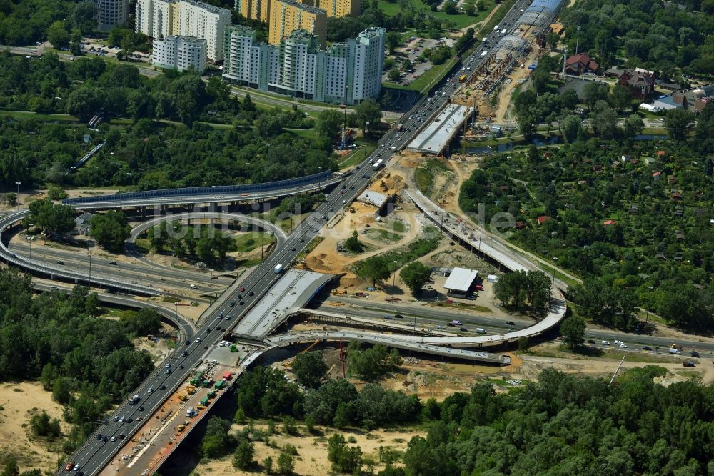 Luftbild Warschau - Glasdachmontage für Erweiterung der Schnellstraße Trasa Armii Krajowej in Warschau in Polen