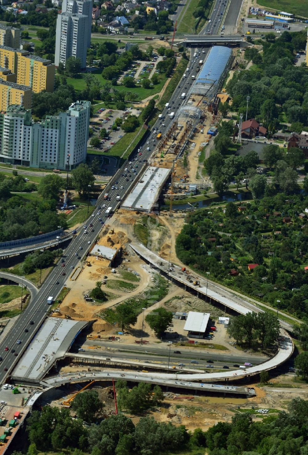 Luftaufnahme Warschau - Glasdachmontage für Erweiterung der Schnellstraße Trasa Armii Krajowej in Warschau in Polen