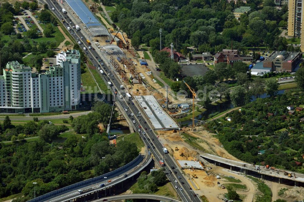 Luftbild Warschau - Glasdachmontage für Erweiterung der Schnellstraße Trasa Armii Krajowej in Warschau in Polen