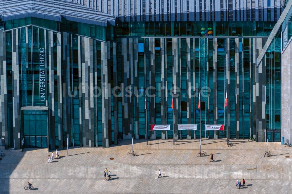 Leipzig von oben - Glasfassade des Universitäts- Hauptgebäudes Neue Augusteum am Augustusplatz in Leipzig im Bundesland Sachsen, Deutschland