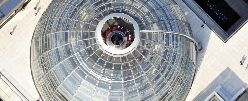 Luftaufnahme Berlin - Glaskuppel auf dem Berliner Reichstag am Spreebogen in Berlin - Mitte