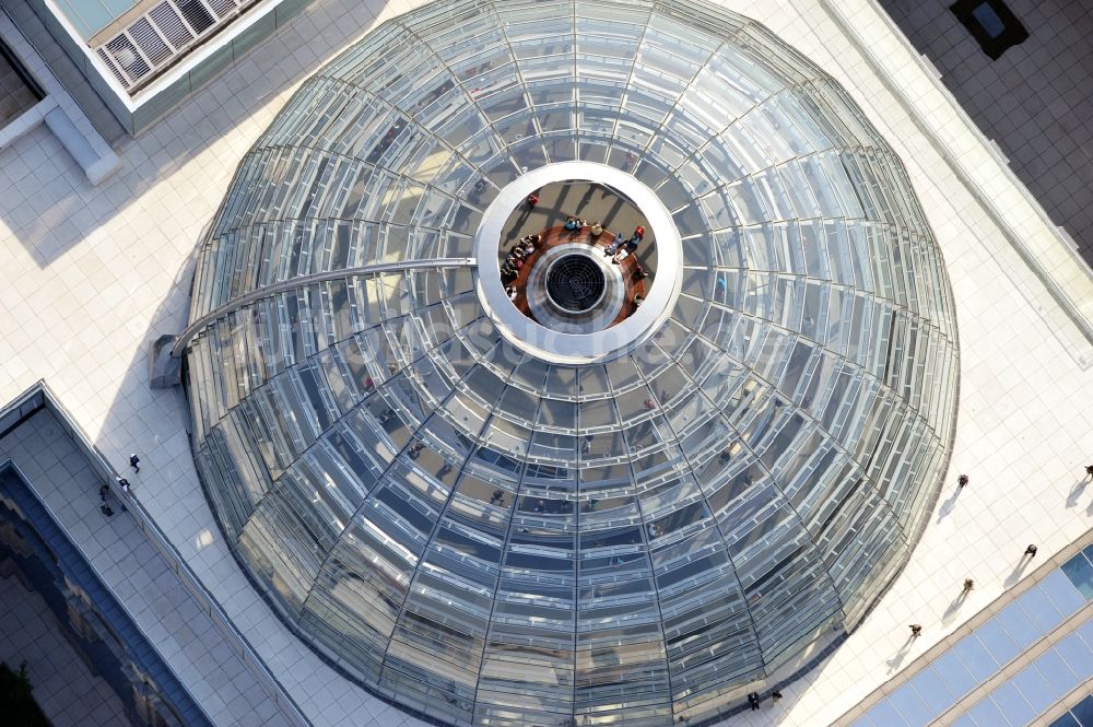 Berlin von oben - Glaskuppel auf dem Berliner Reichstag am Spreebogen in Berlin - Mitte