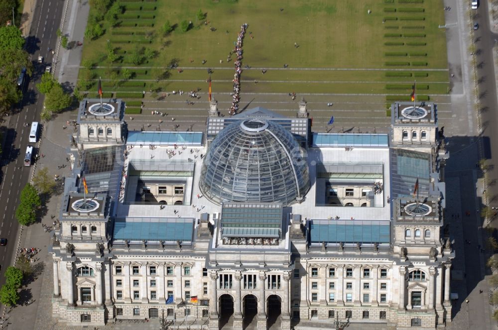 Luftaufnahme Berlin - Glaskuppel auf dem Berliner Reichstag am Spreebogen in Berlin - Mitte