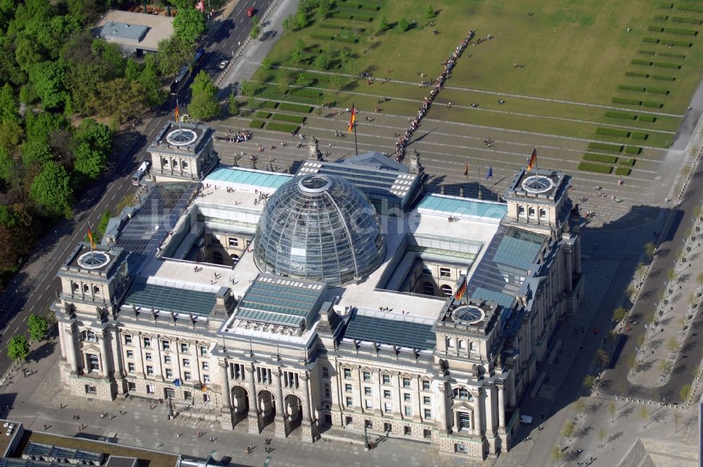 Berlin aus der Vogelperspektive: Glaskuppel auf dem Berliner Reichstag am Spreebogen in Berlin - Mitte