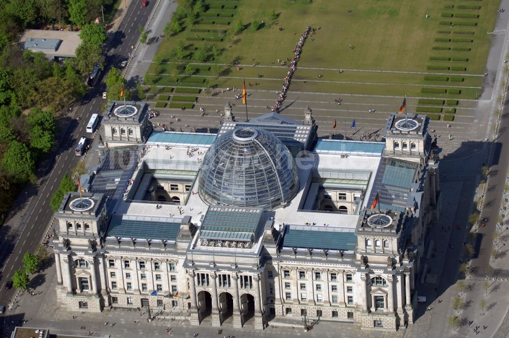 Luftbild Berlin - Glaskuppel auf dem Berliner Reichstag am Spreebogen in Berlin - Mitte