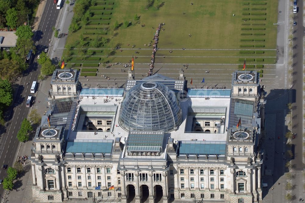 Luftaufnahme Berlin - Glaskuppel auf dem Berliner Reichstag am Spreebogen in Berlin - Mitte