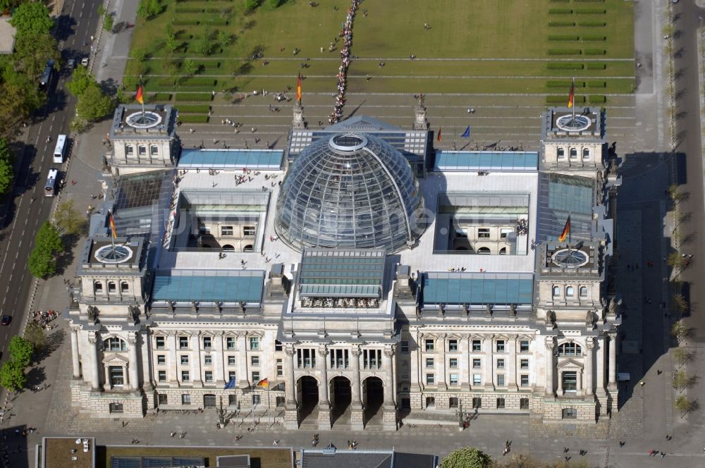 Berlin von oben - Glaskuppel auf dem Berliner Reichstag am Spreebogen in Berlin - Mitte